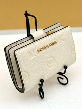 MICHAEL KORS  Jet Set Travel Medium Logo Debossed Bifold Wallet